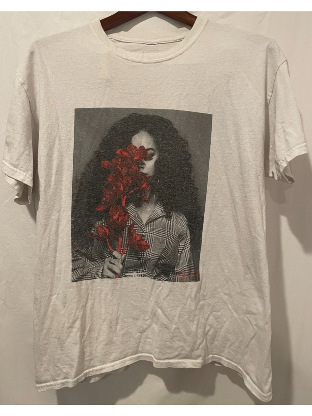 H.E.R. Holding Flowers R&B Artist Graphic T-Shirt White - L